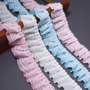 Nahaufnahme von buntem plissiertem Spitzen Chiffon Doppelband für DIY Nähen und Handwerk.