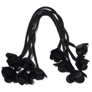 Zwarte stof roos bloem koord detail, ideaal voor haaraccessoires of tassenhangers.