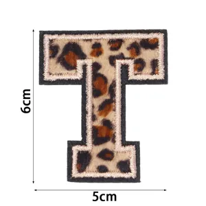 Vue détaillée de l'écusson brodé lettre T motif léopard, accessoire DIY pour vêtements
