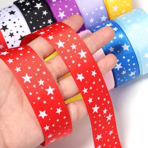 Cinta de grosgrain de poliéster con estrellas blancas, primer plano detallado para manualidades DIY.
