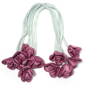 Gedetailleerd overzicht van stoffen rozen linten, satijnen bloem accessoires voor decoratie.