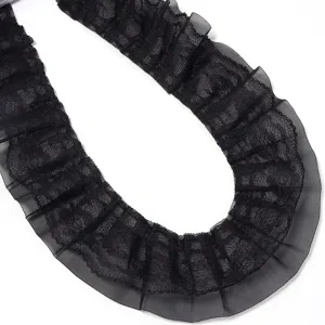 Nahaufnahme von schwarzer plissierter Chiffon-Spitze doppellagiger Rüschenbesatz Band.