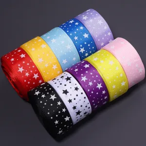 Vista detallada de cintas grosgrain coloridas con estrellas, ideales para manualidades y decoración.