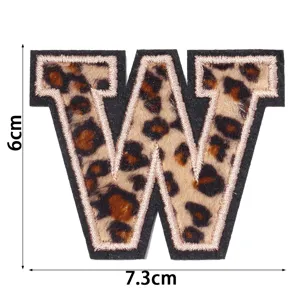 Écusson brodé lettre W léopard en polyester pour vêtements, sacs, chapeaux et coques de téléphone.