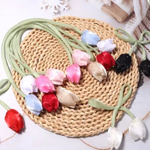 Vue détaillée des accessoires de cheveux tulipes en ruban strass aux bourgeons floraux en tissu.