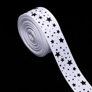 Cinta de grosgrain blanca con estrellas negras estampadas, ideal para manualidades y accesorios.