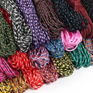Gros plan de cordons de camouflage tressés en polyester coloré pour bricolage et accessoires.