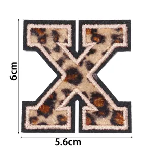 Patch lettre X brodé en polyester motif léopard pour vêtements chapeaux sacs et coques DIY.