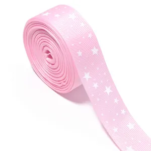 Cinta grosgrain rosa con estrellas blancas en detalle, ideal para lazos para el pelo de bricolaje.