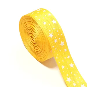 Primer plano detallado de cinta de grogrén amarilla con estrellas blancas, textura fina.
