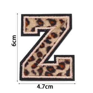 Gros plan détaillé du patch brodé en velours avec motif imprimé léopard lettre Z.