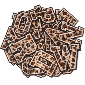 Écussons lettres chenille imprimé léopard, patches alphabet brodés pour vêtements et sacs DIY.