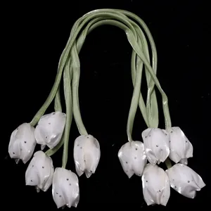 Bourgeons de tulipe en satin blanc avec strass et rubans verts pour la mode et l'artisanat.