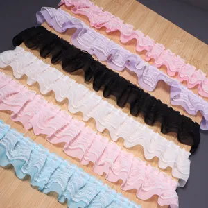 Detailansicht von plissierten spitzen Chiffonbändern, bunter Stoff zum Nähen und Basteln.