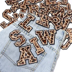 Écussons lettres chenille imprimé léopard, alphabet brodé DIY applications pour vêtements.