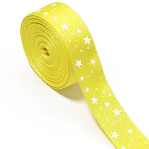 Vista detallada de cinta grossgrain amarilla con diseño de estrellas blancas para decoración.