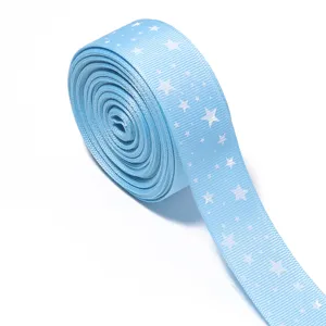 Rollo de cinta grosgrain azul claro con estrellas para manualidades y envoltorio de regalos.