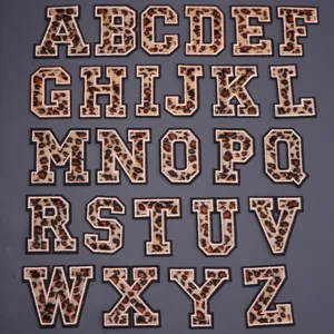 Écussons brodés alphabet léopard, patchs en tissu lettres A-Z pour la mode DIY.
