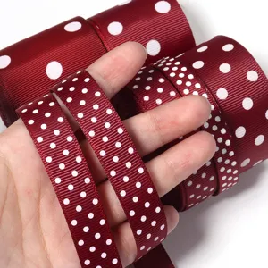 Nastro grosgrain a pois rossi per lavori fai da te, fiocchi per capelli e confezioni regalo.