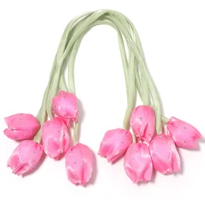 Boutons de fleurs de tulipe en satin rose avec strass et tiges de ruban vert pour accessoires.