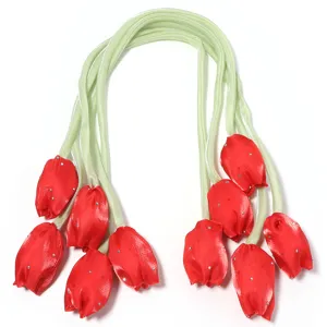 Détail de ruban bourgeon de tulipe rouge, idéal pour vêtements, sacs et décoration artisanale.