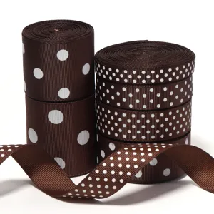 Nastro gros-grain marrone a pois bianchi per fiocchi fai-da-te, regali e dettagli di festa.