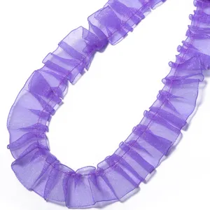Lila gerüschter Chiffon Organza Spitzenbesatz Detail, ideal für Bastelarbeiten und DIY.