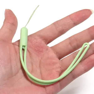 Vista di dettaglio ravvicinata di un breve cinturino da polso in silicone verde chiaro.