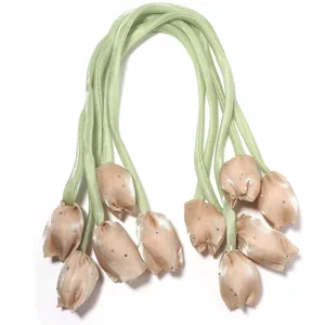 Ornements de fleurs de tulipe en tissu avec strass et tiges de ruban vert pour loisirs.