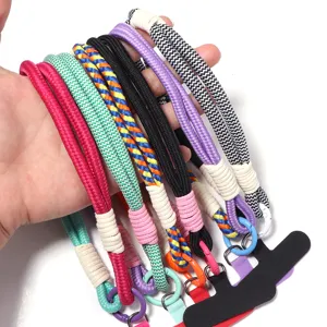 Nahaufnahme bunter Polyester Handschlaufe mit leuchtenden Mustern und kontrastierenden Farben.