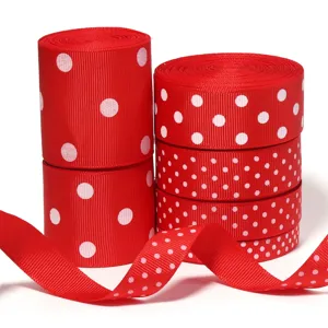 Nastro grosgrain rosso a pois bianchi nel dettaglio, design arrotolato per lavoretti.