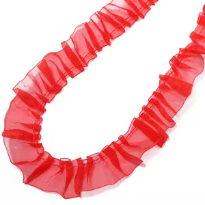 Rotes plissiertes Chiffon Rüschenband Detailaufnahme, ideal für DIY Bastelarbeiten und Dekoration.