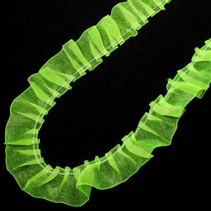 Detailansicht von neongrünen gerüschten Chiffon Spitzenbändern für DIY und Bekleidung.