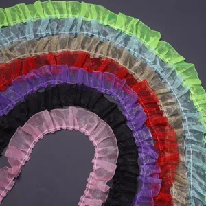Nahaufnahme von bunten gerafften Organza Bändern, transparenter Stoff für Handarbeiten.