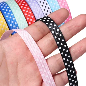 Primo piano di nastro in gros-grain a pois colorati per fai da te e confezioni regalo.