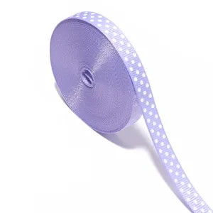 Vista dettagliata del nastro grosgrain viola chiaro con pois bianchi per confezioni.