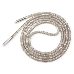 Vue de détail du cordon en strass, cordon de cristal étincelant à 6 rangées avec embouts.