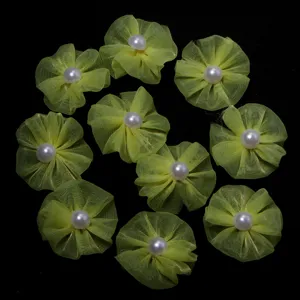 Gelbe Mesh-Stoffblume mit weißer Perle in der Mitte für DIY Basteln Zubehör Detail