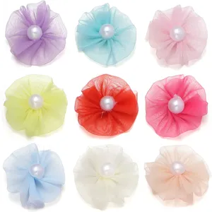 Detailansicht bunter Mesh Plissee Blume mit Perle, DIY Haarklammer Zubehör, Bastelbedarf.