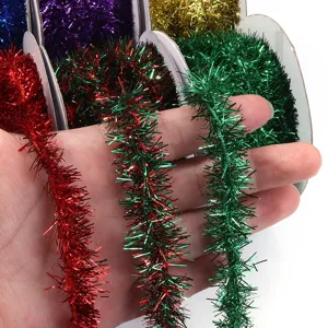 Detailansicht farbiger metallischer Lamettabänder für Weihnachtsbaum und Partydekoration.