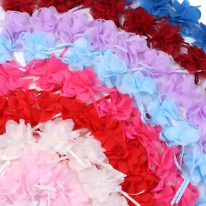 Nahaufnahme von Chiffon Blumen Borte mit bunten dekorativen Bändern für DIY Handwerk Details.