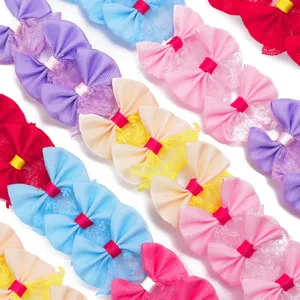 Vue détaillée de nœuds en ruban de dentelle colorés pour accessoires de coiffure DIY et animaux.