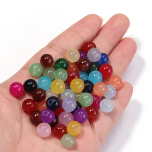 Detail en gros plan de perles rondes en verre colore pour accessoires de bijoux DIY.