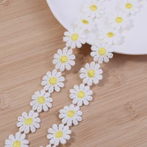 Cinta de ribete de encaje bordado de margaritas blancas para accesorios DIY de ropa.
