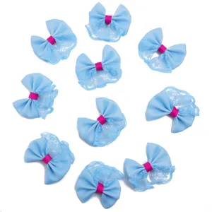 Gros plan de rubans nœuds en dentelle bleu clair avec centre rose pour accessoires de coiffure.