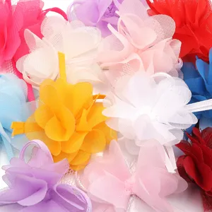 Nahaufnahme bunter Chiffon-Netzblumen-Accessoires, lebendige Bänder, DIY-Dekoration.