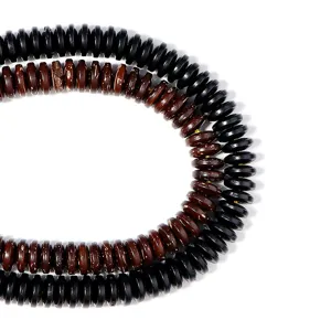 Gedetailleerde close-up van natuurlijke bruine kokosnootschelpen en zwarte kralen voor DIY.