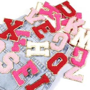 Toppe con lettere in ciniglia rosa con bordi dorati per abbigliamento DIY, borse e custodie per telefoni.