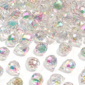 Detailweergave van regenboog gefacetteerde kristallen kralen voor DIY sieraden maken.