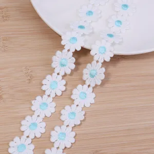 Ribete de encaje bordado de margarita blanca y azul para detalles de costura de ropa